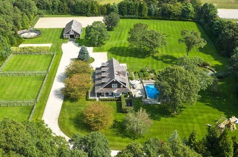 East Hampton home with horse stables on the property asks $9.25M Mansion With Stables, House With Stables, Equestrian Properties, Horse Farm Layout, Country Living Room Ideas, House With Land, Luxury Farm, Property Agent, Barn Layout