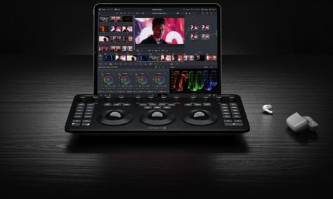 Designed in collaboration w/ the world’s leading colorists, DaVinci Resolve Micro Color Panel features high-quality trackballs & precision machined control knobs for fine-tuning primary grading parameters
https://bit.ly/3xRZi1k  
#blackmagicdesign #davinciresolve #colorgrading Blackmagic Design, Davinci Resolve, Color Grading, The World, High Quality, Color, Design