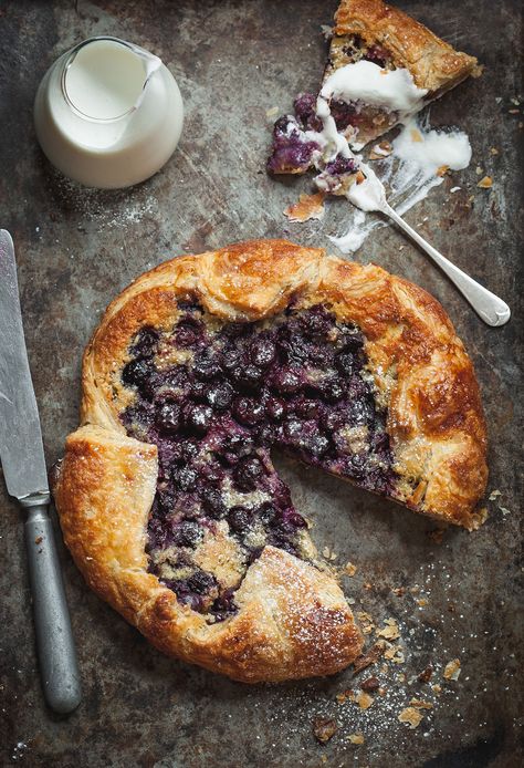 blueberry and frangipane galette Cheesecake Galette, Blueberry Galette, Galette Recipe, Blueberry Pie, Blueberry Recipes, Blueberry Cheesecake, Köstliche Desserts, Key Lime, Fruit Desserts