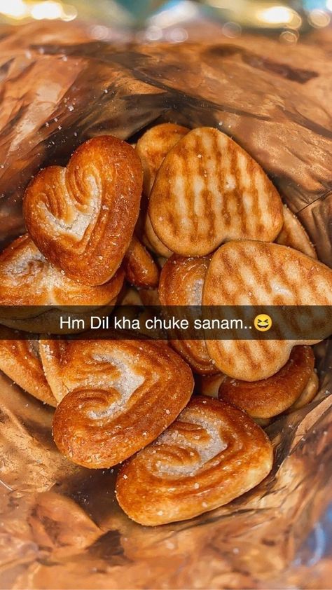 Snap Streak Ideas, Creative Snapchats, Heart Biscuits, Creative Snaps For Snapchat, Diwali Photography, Snap Streaks, Funny Snapchat, Funny Snapchat Pictures, Eating Food Funny