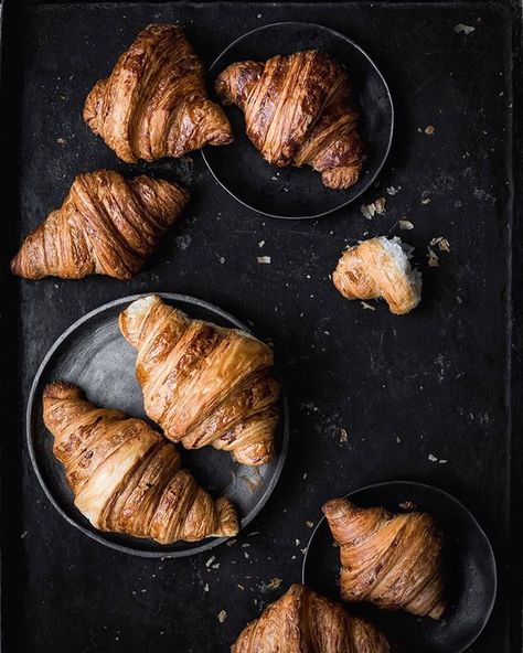 fresh baked croissants from three different renowned bakeries in San Francisco which were the contenders in yesterday’s croissant taste-off . anyone who knows me understands my love for croissants, so getting to do a blind croissant taste-off yesterday was literally a dream come true! Tasting the croissants blindfolded was a serious game changer that really heightened my senses in the best way possible . Yesterday’s contenders were: @arsicault_bakery @vivelatarte @neighborbakehouse . Moody Food Photography, Matcha Milk, Best Food Photography, Matcha Chocolate, Dark Food Photography, Dessert Photography, Chocolate Croissant, Dark And Moody, Food Photography Inspiration