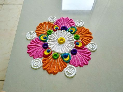 Rangoli For Holi, Steps Rangoli Designs, Gauri Rangoli, Rangoli Aesthetic, Aesthetic Rangoli, Holi Rangoli, Easy Rangoli Patterns, Feather String Art, Easy Rangoli Designs Videos