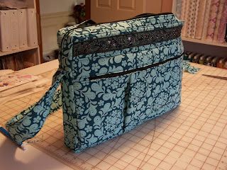 laptop bag tutorial. DIY Diy Laptop Bag, Tote Tutorial, Diy Laptop, Sew Ins, Laptop Tote, Sewing Purses, Machine Sewing, Craft Bags, Bags Tutorial