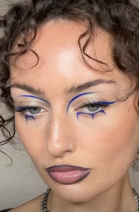 Weird Eyeliner, Blue Creative Makeup, Graphic Liner Deep Set Eyes, Abstract Eyeliner, Crazy Eyeliner, Graffic Liner Make Up, Blue Graphic Eyeliner, Abstract Eyeliner Looks, Eyeliner Azul