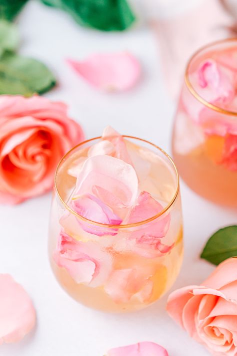 Romantic Drinks, Kombucha Cocktail, Romantic Cocktails, Flower Ice Cubes, Sake Cocktail, Floral Drink, Spritzer Recipes, Citrus Cocktails, Drink Garnishing