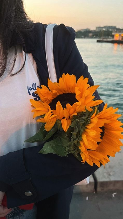 Sunflower Girl Aesthetic, Vision Board List, Sunflower Drawings, Form Aesthetic, Sunflower Pics, Wallpaper Sunflower, Dps Quotes, Sunflower Outfit, Sparkly Cake