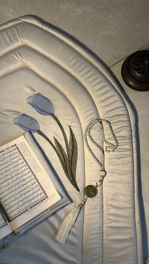 White Quran, Prayer Aesthetic, Islam Aesthetics, Quran Aesthetic, Quran Tajweed, Quran Memorization, Muslim Prayer Room Ideas, Islam Aesthetic, Prayer Room Ideas