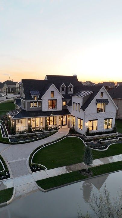 Cute Mansions Dream Houses, Mansions In Texas, Big Nice Houses, Cute Big Houses, Mansion Front View, Real Life Houses, Modern Farmhouse Mansion, Big House Aesthetic, 2 Story Mansion