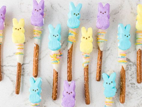 Process photos showing how to make this easter treat recipe. Creative Easter Desserts, Pretzel Rods Dipped, Easter Cookie Bars, Easter Pretzel, Easter Themed Cakes, Fun Easter Treats, Easter Food Appetizers, Easy Easter Treats, Pretzel Treats