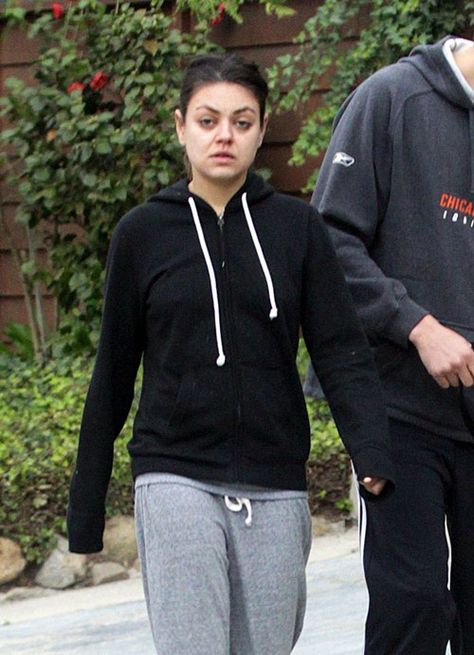 Mila Kunis the "sexiest woman alive" out and about makeup-free. Makes me feel better about myself! Mila Kunis No Makeup, Mila Kunis Without Makeup, Mila Kunis Makeup, Mila Kunis Ashton Kutcher, Ugly Photos, Celebs Without Makeup, Photos Of Celebrities, Celebrity Memes, Mila Kunis