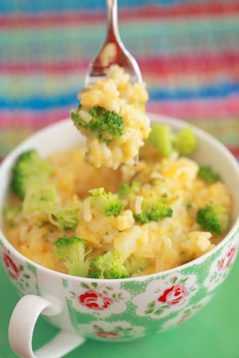 Broccoli and Cheddar Rice Bowl - Did you even know you could cook rice in the microwave??? Not only rice but whole Mug Meals. Healthy Recipes Easy Lunch, Broccoli Rice Bowl, Recipes Easy Lunch, Cheddar Rice, Mug Meals, Cheese And Broccoli, Microwave Mug Recipes, Rice In The Microwave, Meals Cheap