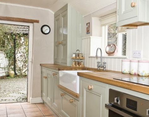 Colour Study: Farrow and Ball French Gray in interiors French Gray Kitchen, French Gray Farrow And Ball, Cream Painted Kitchen Cabinets, Cream Country Kitchen, Farrow And Ball Kitchen, Grey Painted Kitchen, Kitchen Design Showrooms, Kitchen French, Colour Study