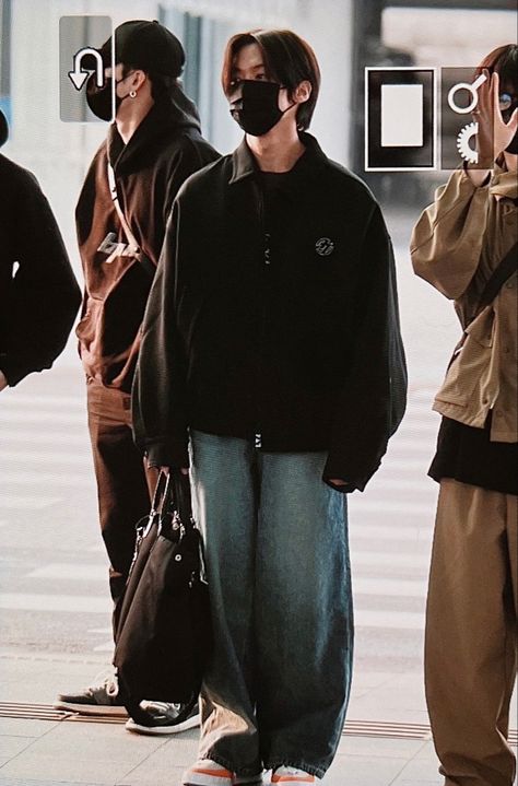 stray kids lee know Stray Kids Outfits, Airport Fits, Baggy Clothes, Lee Know Stray Kids, Vibe Clothes, Airport Style, Airport Outfit, Lee Know, Look Fashion