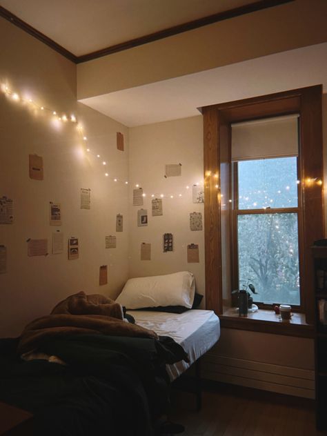 London Dorm Aesthetic, Cambridge University Dorms, Smith College Dorm, Oxford Dorm Room, Smith College Aesthetic, Yale Dorm Room, Boarding School Dorm Aesthetic, Cornell Dorm, Harvard Dorm Room