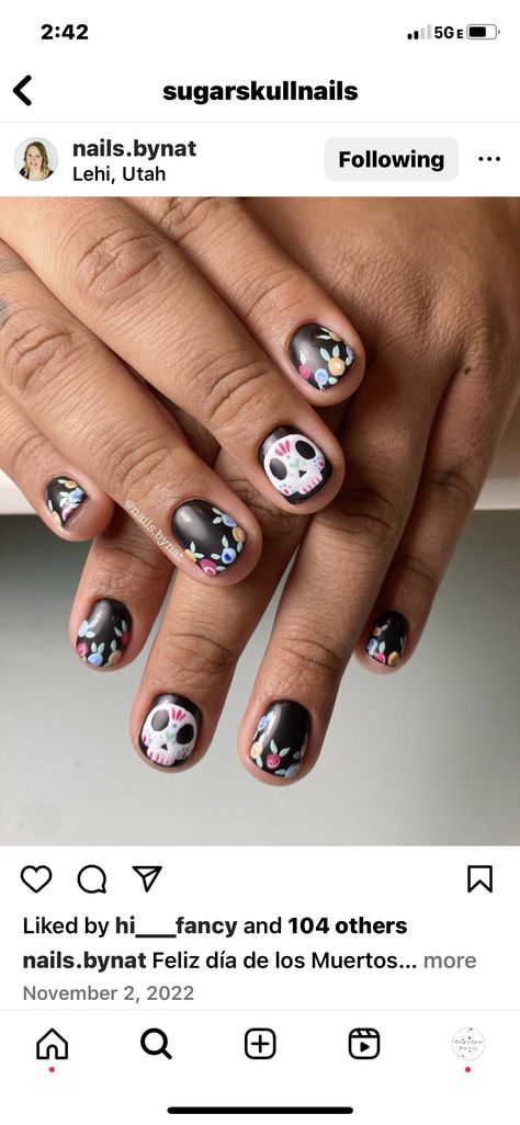 Nail Art Skull, Cute Nail Stickers, How To Paint Nail Designs, Catrina Nails Design, Day Of The Dead Nail Art, Dia De Los Muertos Nail Ideas, Catrina Nails, Sugar Skull Nail Art, Day Of The Dead Nails