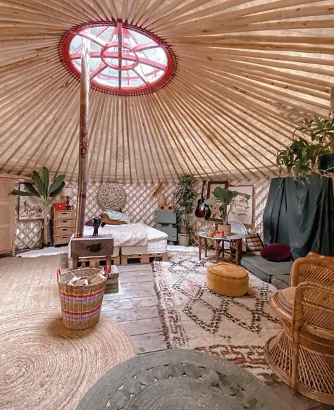 Yurt Interior Bohemian, Yurt Interior Ideas, Yurt Decorating Ideas, Yurt Airbnb, Yurt Bedroom, Yurt Decor, Turkish Tent, Yurt Interior, Yurt Home