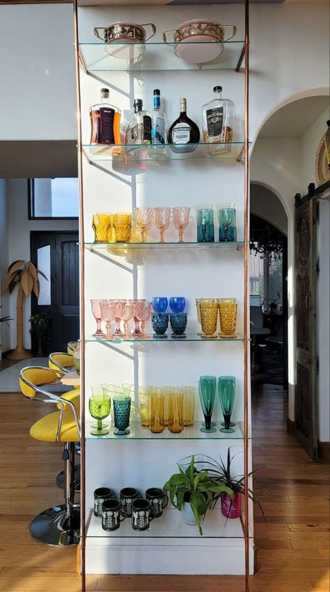 Cool Home Bar Designs, French Apartment Inspiration, Eclectic Home Aesthetic, Diy Glass Shelves, Eclectic Home Design, Eclectic Shelves, French Eclectic Decor, French Bistro Shelving, Diy Eclectic Decor