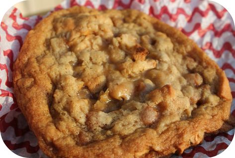 Sweetness Hunter: Caramel Apple Oatmeal Cookies (Shared at Thanksgiving MeetUp) Caramel Apple Oatmeal, Caramel Apple Oatmeal Cookies, Dried Apple Slices, Caramel Apple Cookies, Apple Oatmeal Cookies, Mrs Fields, Apple Oatmeal, Swap Ideas, Apple Cookies