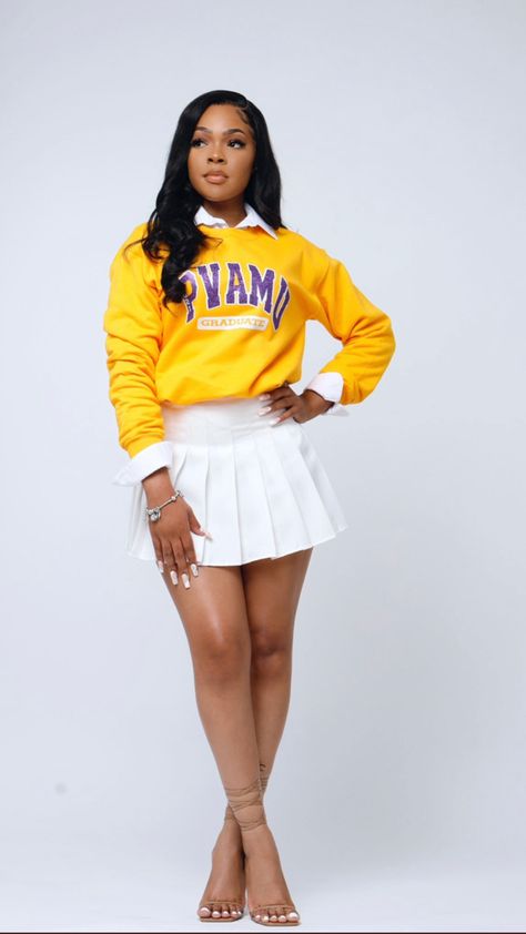 2023 Graduation Photoshoot, Graduation Outfit Ideas Photoshoot, High School Senior Pictures Outfits Black Women, Graduation Photoshoot Outfit Ideas, Baddie Graduation Pictures, Decision Day Outfit, Graduation Outfit Ideas University Black Women, College Graduation Outfit Ideas, Highschool Senior Pictures