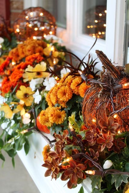 Window Garden Ideas, Fall Flower Centerpieces, Fall Window Boxes, Fall Windows, Balkon Decor, Window Box Flowers, Fall Deco, Autumn Lights, Autumn Decorating