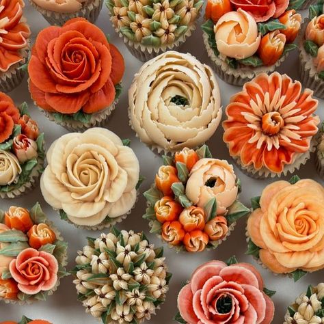 Alice Ward on Instagram: "Loved these 🍂🍊🍃 . #cakes #burntorange #orange #orangecupcakes #buttercreamflowers #edibleflowers #weddingflowers #piping #baking #floralcupcakes #wedding #petalsbakehouse" Orange Flower Cupcakes, Flower Icing, Wedding Cottagecore, Cookie Decorations, Orange Cupcakes, Piping Flowers, Floral Cupcakes, Fall Entertaining, Flower Cupcakes