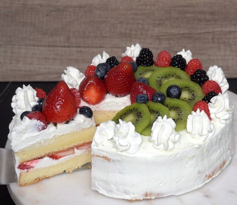 Asian Fruit Cake, Vietnamese Cake Recipe, Eggless Chocolate Mousse, Moist Sponge Cake, Refrigerator Cake, Whipped Cream Cakes, Kid Friendly Dessert, Fresh Fruit Cake, Asian Cake