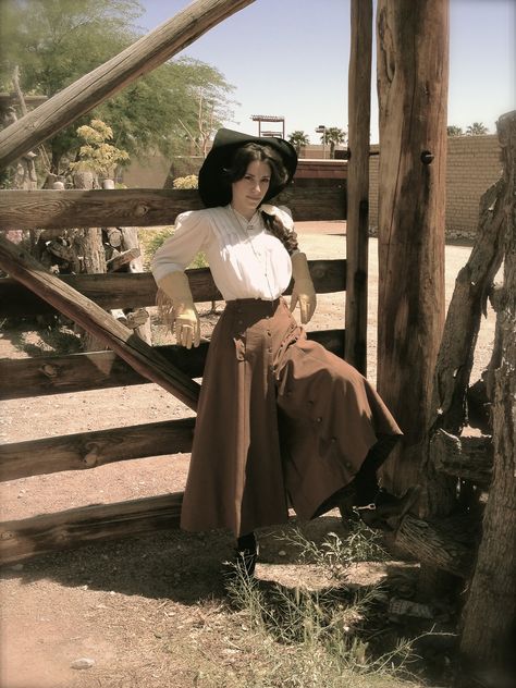 Dressed in Time: Gibson (Cow)girl - Edwardian era western wear done right! Old Western Outfits Women, Wild West Outfits, Wild West Costumes, Riding Skirt, Saloon Girls, Cowboy Aesthetic, Cowgirl Dresses, The Old West, Estilo Hippie