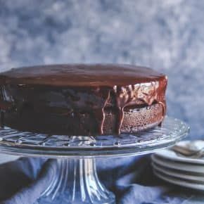 The best chocolate layer cake recipe you'll ever make! - Sweetphi Red Wine Cake, Chocolate Layer Cake Recipe, Wine Cake, Cake Homemade, Layer Cake Recipes, Chocolate Layer Cake, Best Chocolate Cake, White Wedding Cakes, Party Recipes