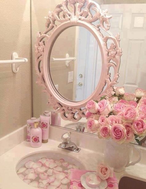 Pretty Camera Shabby Chic, Baños Shabby Chic, Romantic Bathrooms, Girly Home, Toddler Bedroom Girl, Shabby Chic Decorating, Decoration Shabby, Deco Rose, Decor Ikea