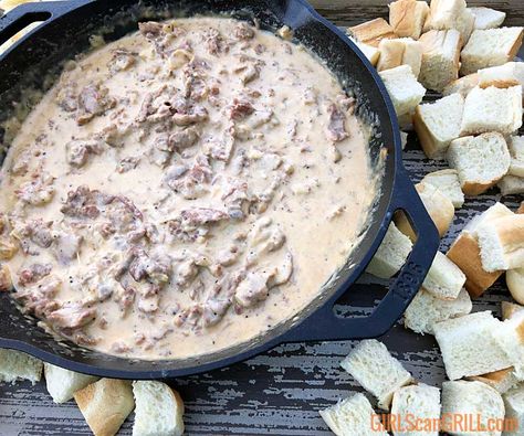 Smoked Philly cheesesteak dip combines all of the beefy, cheesy goodness of a Philly cheesesteak sandwich into a dip. Add to that a few beers, and you have yourself a party.I've been making this extra cheesy smoked Philly cheesesteak dip Philly Cheesesteak Dip, Beef Plate Ribs, Cheesesteak Dip, Philly Cheese Steak Dip, Cheesesteak Sandwich, Grilled Beef Recipes, Entertaining Appetizers, Best Burger Recipe, Cheese Steak Sandwich