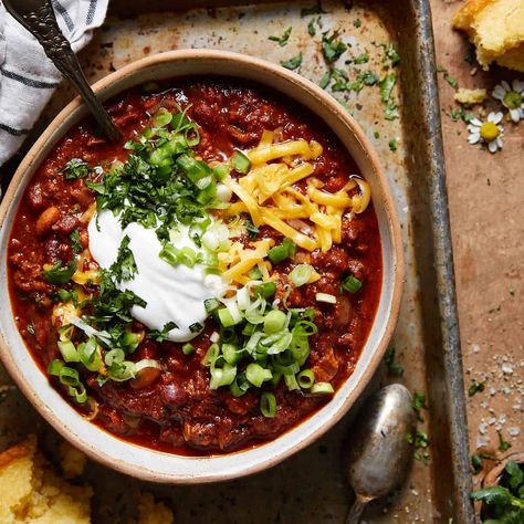 Dutch Oven Chili - Bites with Bri Chili Recipe Dutch Oven, Dutch Oven Pork Chops, Dutch Oven Chili Recipe, Recipe Dutch Oven, Iron Meals, Dutch Oven Chili, Chat Time, Kitchen Materials, Ground Beef Chili