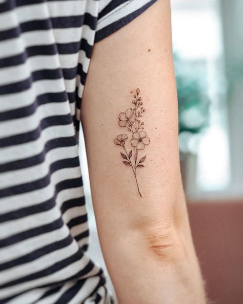 Alina | Fineline Tattoo Art on Instagram: “Eines meiner Wanna Dos 🌸🌿 . . .  #tinytattoo #tinytattoo #smalltattoo #botanical #got #wildflowertattoo #bee #microtattoo #wildflowers…” Petite Floral Tattoo, Fine Line Bee And Flower Tattoo, Floral Tattoo Bicep, Fine Line Botanical Tattoo, Small Tattoos Arm, Bouquet Tattoos, Fine Line Floral Tattoo, Bunami Ink, Wildflowers Tattoo