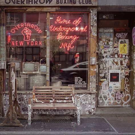 Graffiti Images, Graffiti Pictures, Chicago Street, Voyage New York, New York Graffiti, Boxing Club, Shiny Things, Story Inspiration, City Aesthetic