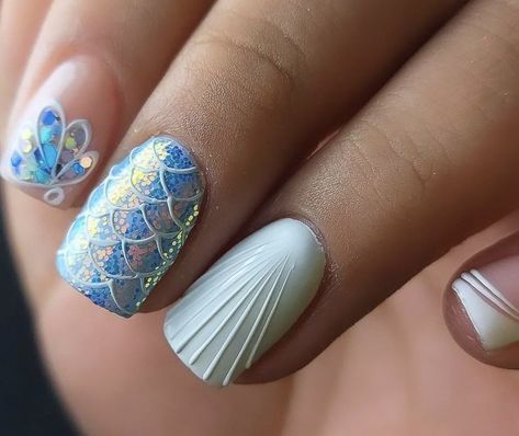 Mermaid Nails Acrylic Short, Mermaid Short Nails, Mermaid Nails Design Simple, Witch Nails Short, Shell Nails Designs, Mermaid Nails Design, Under The Sea Nails, Shell Nail Art, Sea Nail Art