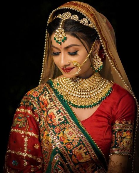 Top 15 Amazing Bridal Makeup Artists In Udaipur For Your Wedding Looks! - SetMyWed Gujarati Wedding Panetar, Beauty Salon Pictures, Soft Pink Makeup, Uni Makeup, Indian Bridal Wear Red, Gujarati Bride, Soft Makeup Look, Wedding Makeover, Bride Head