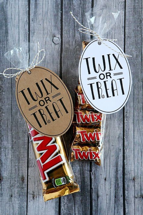 25 Fun Halloween Gift Ideas Halloween Memes, Halloween Printables Free, Diy Halloween Decor, Halloween Goodies, Halloween Tags, 12 December, Halloween Snacks, Theme Halloween, Vinyl Shirts