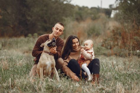 Pet Family Photos, Family Dog Photos, Autumn Field, Family Playing, Family Photos With Baby, Family Photoshoot Poses, Newborn Family Photos, Family Portrait Poses, Photos With Dog