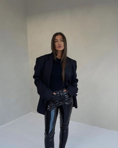 Shiny Pants, Blazer Outfit, All Black Outfit, Looks Chic, Mode Inspiration, Winter Fashion Outfits, Night Outfits, Fall Winter Outfits, Minimal Fashion