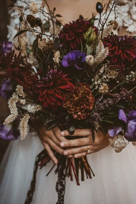 Moody Wedding Ideas, Dark Romantic Wedding, Gothic Wedding Theme, Dark Wedding Theme, Pagan Wedding, Unique Floral Design, Purple Bouquet, Gothic Witch, Goth Wedding