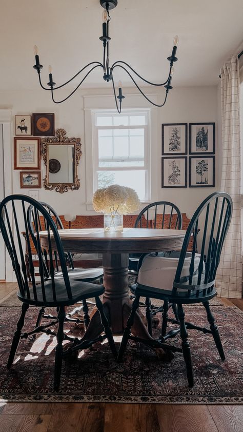 Dining Room Decor Antique, Black Windsor Chairs Dining Room, Dining Room Design Round Table Wood, Round Wood Table With Black Chairs, Black Wooden Dining Chairs, Black Chair Wood Table, Round Wood Dining Table Black Chairs, Round Table Vintage, Dark Wood Table With Black Chairs