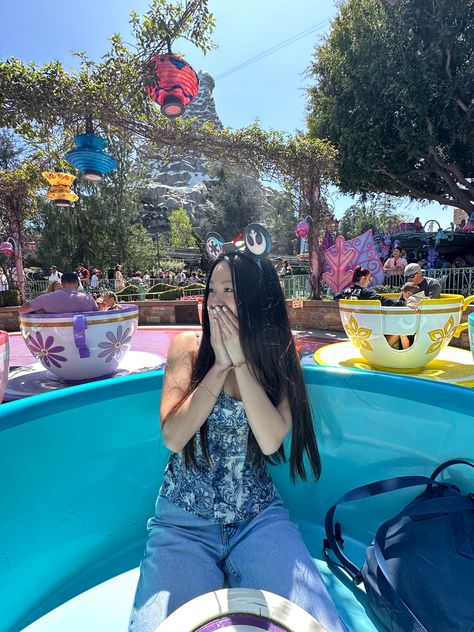 Disneyland Teacups Pictures, Disneyland Aesthetic California, Disneyland Teacups, Birthday Poses For Instagram, Birthday Poses, Disneyland Aesthetic, Disney Characters Mickey Mouse, Aesthetic California, Ig Poses