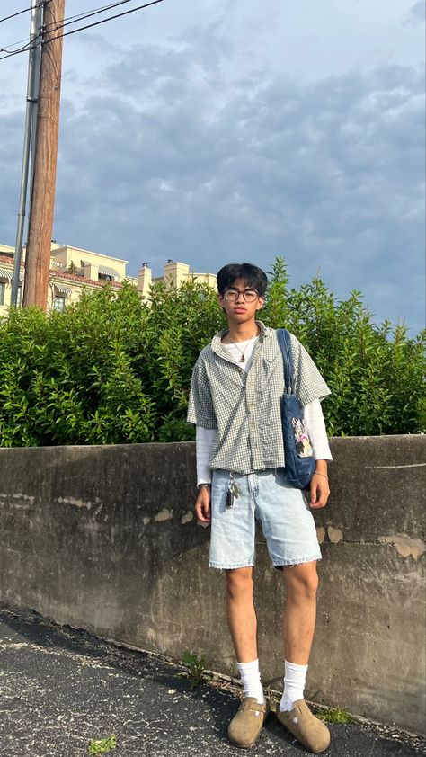 jorts Summer Outfits Streetwear Men, Button Up Jorts Fit, Oversized Short Sleeve Shirt Outfit, Outfit Santai Pria, Jorts Outfit Ideas, Men Jorts Outfits, Boxy Shirt Outfit Men, Boxy Top Outfit, Short Men Outfit Ideas