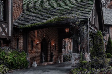 Salvatore Boarding House, Twilight House, Vampire House, Mansion Aesthetic, Tv Lighting, Old Sailing Ships, Castle Aesthetic, Boarding House, Dr House