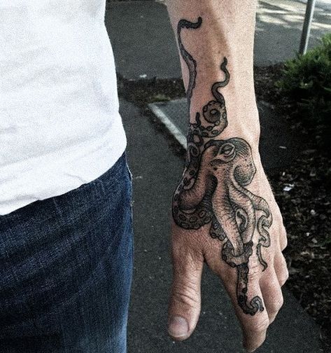 Tattoo Octopus, Tattoo Main, Octopus Tattoo Sleeve, Herren Hand Tattoos, Kraken Tattoo, Squid Tattoo, Le Tattoo, Tattoo On Hand, Octopus Tattoo Design