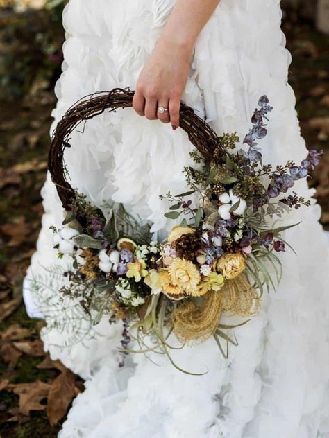 3 Hoop Bouquet Ideas for your Bridesmaids 7 Circle Bouquet, White Grapevine Wreath, Bouquet Champetre, Unique Wedding Bouquet, Wedding Hoop, Cheap Wedding Flowers, Flower Girl Bouquet, Bouquet Arrangements, Glamorous Wedding