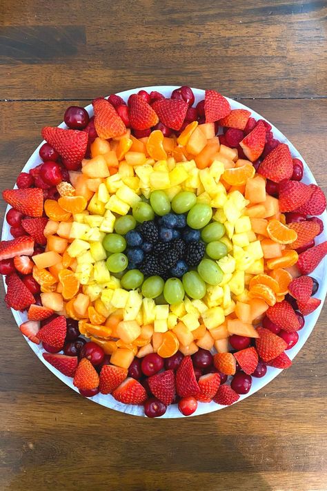 Fruit Trays For Party, Round Fruit Platter, Pride Recipes, Cute Fruit Tray Ideas, Veggies Tray, Rainbow Fruit Tray, Fruit Tray Designs, Fruit Charcuterie Board, Rainbow Fruit Platters