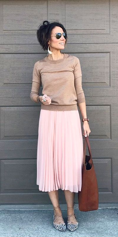 Modest Work Outfits, Knife Pleated Skirt, Rok Outfit, Spring Outfits For School, Skirt Diy, Pink Pleated Skirt, Trendy Skirts, Outfit Formulas, Looks Street Style