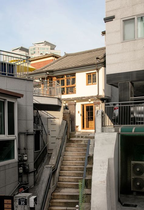 Korean Buildings Aesthetic, Korean House Exterior, Korean Building, Seoul Architecture, Korea Architecture, Korean Town, Sketches Architecture, Party Halloween Costumes, Korean Apartment