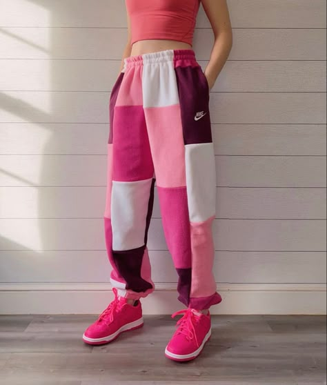 Patchwork Joggers Nike, Nike Patchwork Sweatpants, Cool Sweatpants Design, Diy Sweatpants Design, Patchwork Sweatpants Diy, Patch Work Sweatpants, Hot Pink Outfits Aesthetic, Sweatpants Diy, Patch Sweatpants