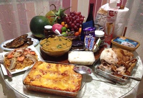 New Year's Eve in the Philippines Filipino New Years Eve Food, New Year Food Ideas Filipino, New Years Eve Food Ideas Dinners, New Years Eve Menu, New Year Menu, New Years Eve Traditions, Lucky Food, Easy Homemade Christmas Gifts, Kids New Years Eve